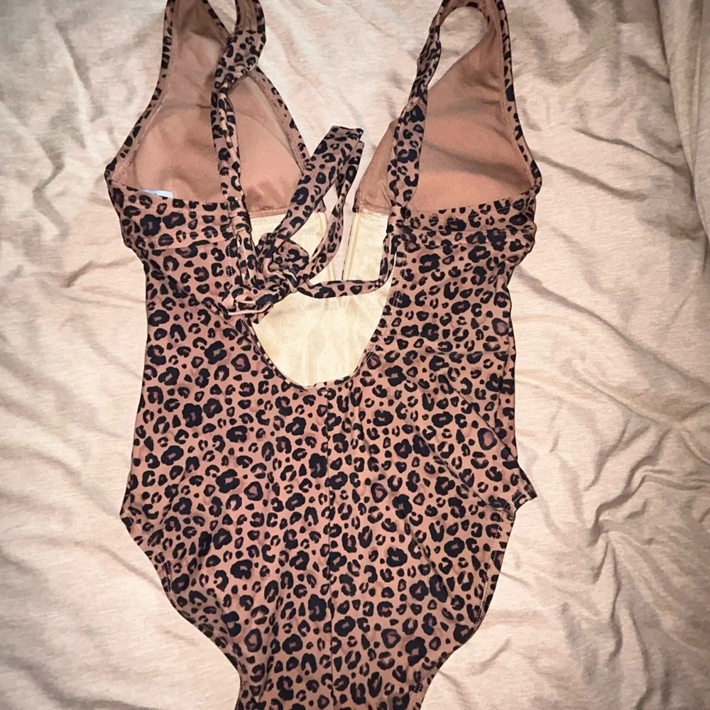 NWOT shade and shore neck plunge leopard women’s one piece swimsuit